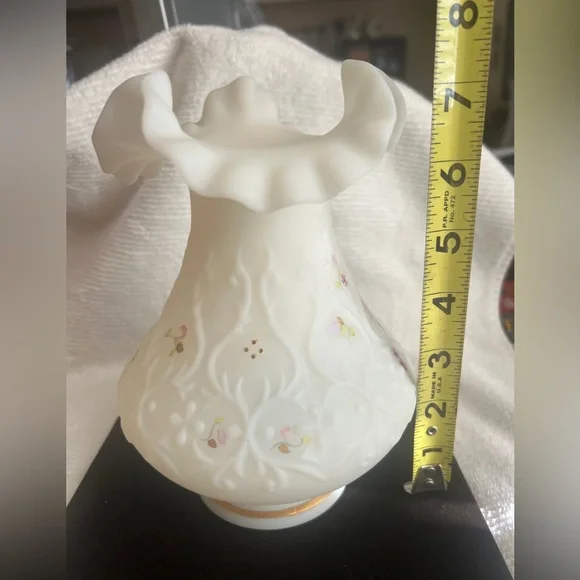 Fenton Satin Custard Ruffled Crimped Edge Vase Pink Flowers signed D Wright - Picture 8 of 9